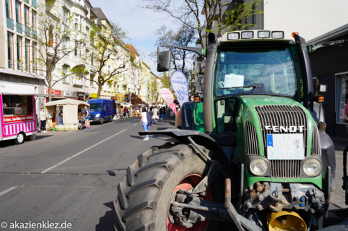 Traktor in der Akazienstraße